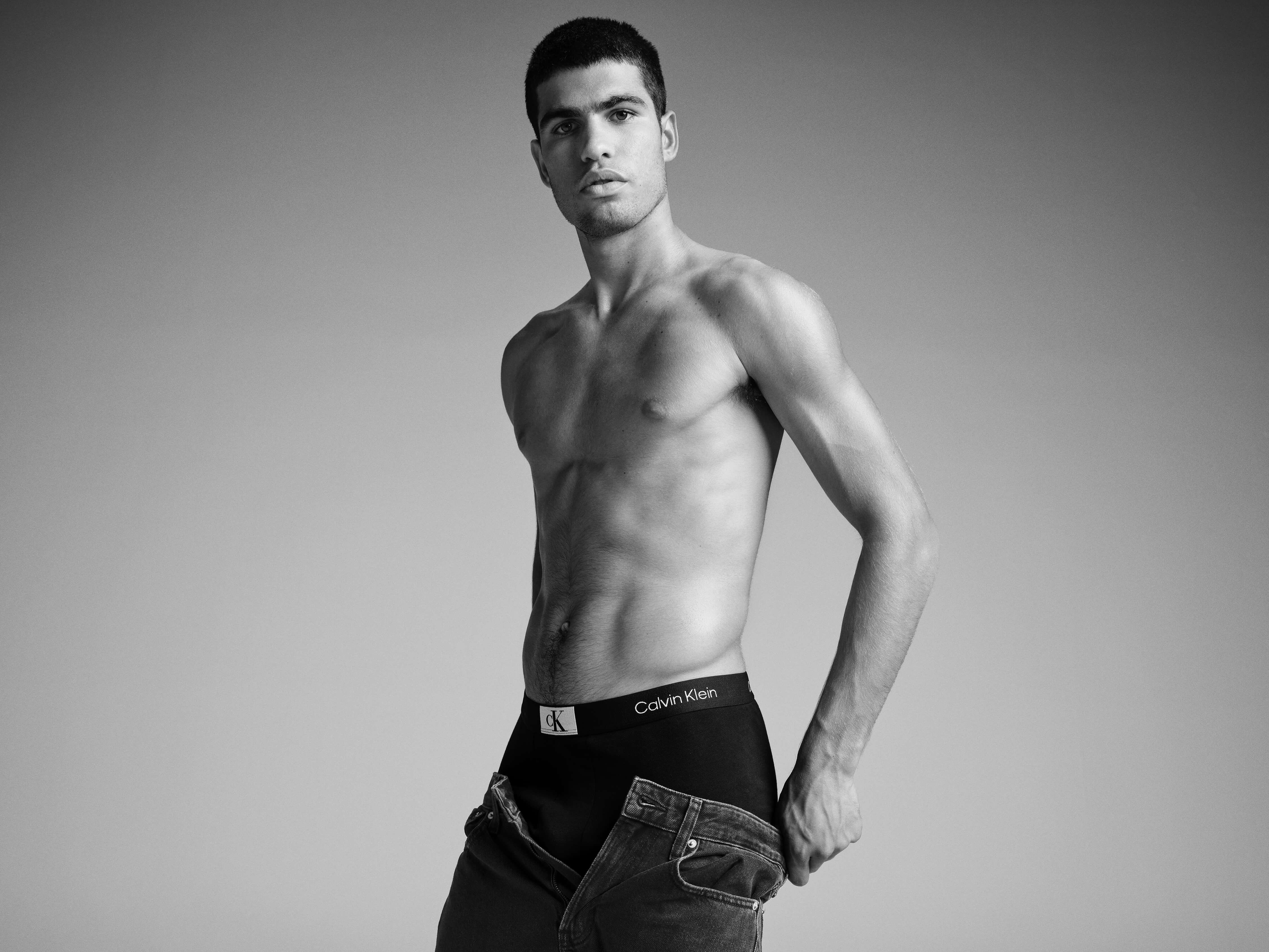 Calvins Or Nothing Spaniens Tennis Star Carlos Acaraz Posiert F R Calvin Klein Sports